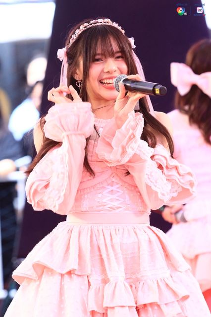 ภาพการแสดงจากวง BNK48 ในการแข่งขันบาสเกตบอล 3x3 นักเรียนชาย แชมป์กีฬา 7HD 2025