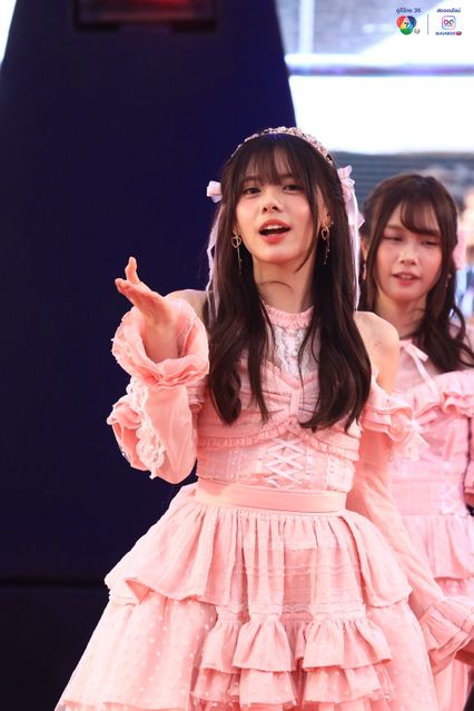 ภาพการแสดงจากวง BNK48 ในการแข่งขันบาสเกตบอล 3x3 นักเรียนชาย แชมป์กีฬา 7HD 2025