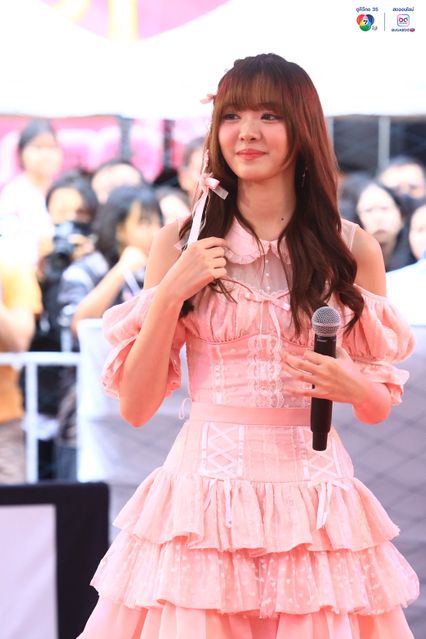 ภาพการแสดงจากวง BNK48 ในการแข่งขันบาสเกตบอล 3x3 นักเรียนชาย แชมป์กีฬา 7HD 2025