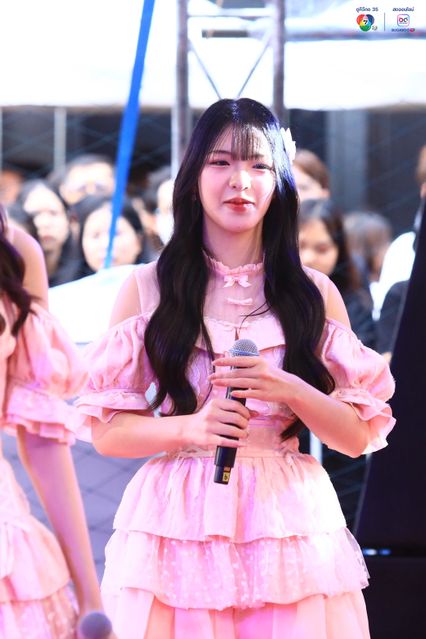 ภาพการแสดงจากวง BNK48 ในการแข่งขันบาสเกตบอล 3x3 นักเรียนชาย แชมป์กีฬา 7HD 2025