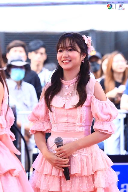 ภาพการแสดงจากวง BNK48 ในการแข่งขันบาสเกตบอล 3x3 นักเรียนชาย แชมป์กีฬา 7HD 2025