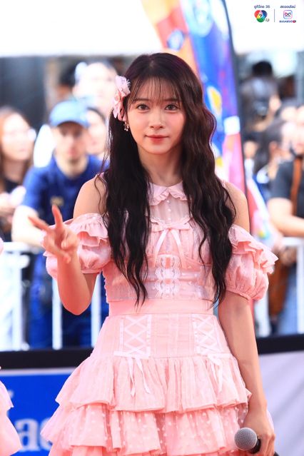 ภาพการแสดงจากวง BNK48 ในการแข่งขันบาสเกตบอล 3x3 นักเรียนชาย แชมป์กีฬา 7HD 2025