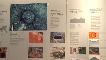 สมเด็จพระกนิษฐาธิราชเจ้า กรมสมเด็จพระเทพรัตนราชสุดา ฯ สยามบรมราชกุมารี ทอดพระเนตรพิพิธภัณฑ์รีสคราเตอร์ จัดแสดงข้อมูลทางธรณีวิทยาที่เกิดกับพื้นผิวโลก ที่เมืองเนิร์ดลิงเงน สหพันธ์สาธารณรัฐเยอรมนี