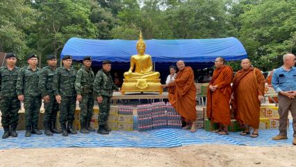 แม่ทัพภาคที่ 2 กราบนิมนต์ “หลวงตาสินทรัพย์” เจริญจิตภาวนา เสริมพลังใจให้ทหารชายแดน