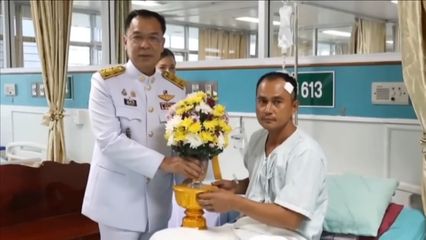 รองผู้ว่าราชการจังหวัดนราธิวาส เชิญดอกไม้และตะกร้าสิ่งของพระราชทานมอบแก่เจ้าหน้าที่ที่ได้รับบาดเจ็บจากเหตุการณ์ความไม่สงบในพื้นที่ภาคใต้