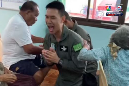 เฮลิคอปเตอร์ลงจอดฉุกเฉิน กลางสนามฟุตบอลของ รร.