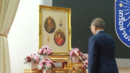 พระวรวงศ์เธอ พระองค์เจ้าเฉลิมศึกยุคล ประทานเข็มที่ระลึกแก่ข้าราชการครูและบุคลากร โรงเรียนเบญจมราชูทิศ ราชบุรี