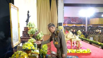 องคมนตรี เป็นประธานในพิธี ถวายผ้าไตรพระราชทาน และพัดรอง แด่พระสงฆ์ ในโครงการสืบสานงานพ่อ ต่อยอดทุนเล่าเรียนหลวงสำหรับพระสงฆ์ไทย วันที่ 2