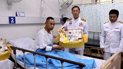 พระบาทสมเด็จพระเจ้าอยู่หัว และสมเด็จพระนางเจ้า ฯ พระบรมราชินี พระราชทานสิ่งของแก่เจ้าหน้าที่ที่ได้รับบาดเจ็บและเสียชีวิตจากการปฏิบัติหน้าที่ในพื้นที่สามจังหวัดชายแดนภาคใต้