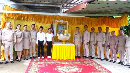 พระบาทสมเด็จพระเจ้าอยู่หัว พระราชทานสิ่งของพระราชแก่ญาติของ สิบตำรวจโท ธัญเทพ สิกขาจารย์ ที่เสียชีวิตจากการปฏิบัติหน้าที่