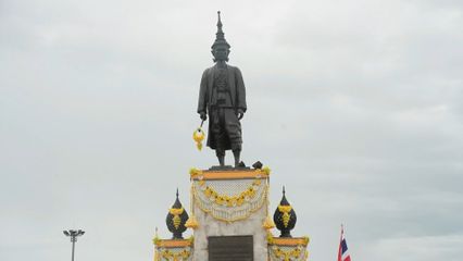 พลเอก เฉลิมชัย สิทธิสาท องคมนตรี เป็นผู้แทนพระองค์ ไปถวายราชสักการะสมเด็จพระนารายณ์มหาราช เนื่องในโอกาสวันคล้ายวันสวรรคต