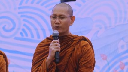 พระบาทสมเด็จพระเจ้าอยู่หัว และสมเด็จพระนางเจ้า ฯ พระบรมราชินี ทอดพระเนตรกิจกรรมในงาน "ปูทาง…สู่การตื่นรู้ ธรรมนาวา วัง" (ภาคประชาชน) จังหวัดเชียงใหม่
