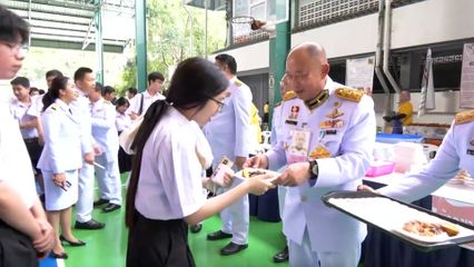 พระบาทสมเด็จพระเจ้าอยู่หัว พระราชทานเลี้ยงอาหารกลางวัน แก่นักเรียน ครู และบุคลากร โรงเรียนเตรียมอุดมศึกษา เนื่องในโอกาสวันเฉลิมพระชนมพรรษา