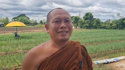 พระทำดีต้องชื่นชม! ใช้พื้นที่หลังวัดสร้างอาชีพให้ชาวบ้าน