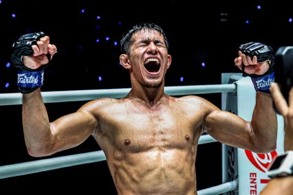 ONE ลุมพินี : อาวาซเบก โคลเมียร์ซาเอฟ โชว์ฟอร์มเดือดพิชิตใจ “บอสชาตรี” คว้าสัญญา ONE ฉบับที่ 30