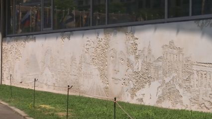 สมเด็จพระเจ้าลูกเธอ เจ้าฟ้าสิริวัณณวรี นารีรัตนราชกัญญา ทอดพระเนตรผลงานศิลปะที่จัดแสดงภายในสำนักงานใหญ่ องค์การการศึกษา วิทยาศาสตร์ และวัฒนธรรมแห่งสหประชาชาติ หรือ ยูเนสโก ณ กรุงปารีส