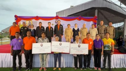 มูลนิธิอาสาเพื่อนพึ่ง (ภาฯ) ยามยาก สภากาชาดไทย จัดพิธีส่งมอบบ้านและอุปกรณ์จากโครงการเก็บกล่องสร้างบ้านฯ ให้ผู้ประสบอุทกภัย ที่จังหวัดสุโขทัย