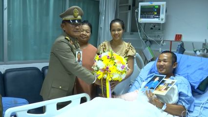 พลเอก ไพบูลย์ คุ้มฉายา องคมนตรี เชิญถุงพระราชทาน และเครื่องอุปโภคบริโภค ไปมอบแก่เจ้าหน้าที่และประชาชนที่ได้รับบาดเจ็บจากสถานการณ์ชายแดนไทย-กัมพูชา ในพื้นที่จังหวัดศรีสะเกษ และจังหวัดอุบลราชธานี