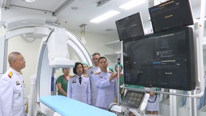 พระบาทสมเด็จพระเจ้าอยู่หัว และสมเด็จพระนางเจ้า ฯ พระบรมราชินี พระราชทานเครื่องมือและอุปกรณ์การแพทย์แก่โรงพยาบาลพระมงกุฎเกล้า เพื่อเพิ่มประสิทธิภาพในการรักษาผู้ป่วย