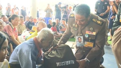 พระบาทสมเด็จพระเจ้าอยู่หัว ทรงพระกรุณาโปรดเกล้าโปรดกระหม่อมให้องคมนตรี นายกมูลนิธิราชประชานุเคราะห์ ในพระบรมราชูปถัมภ์ เชิญถุงพระราชทาน ไปมอบแก่ทหารที่ได้รับบาดเจ็บ จากสถานการณ์ความไม่สงบในพื้นที่จังหวัดชายแดนไทย-กัมพูชา