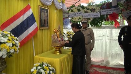 พระบาทสมเด็จพระเจ้าอยู่หัว และสมเด็จพระนางเจ้า ฯ พระบรมราชินี พระราชทานตะกร้าสิ่งของแก่ญาติกำลังพล ที่เสียชีวิตจากสถานการณ์ความไม่สงบในพื้นที่จังหวัดชายแดนไทย-กัมพูชา