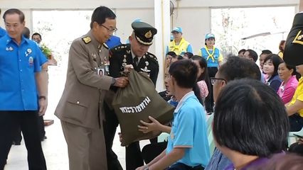 พระบาทสมเด็จพระเจ้าอยู่หัว พระราชทานสิ่งของช่วยเหลือผู้ประสบอุทกภัย ที่จังหวัดน่าน และพะเยา