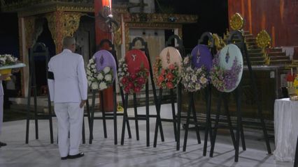 พระบาทสมเด็จพระเจ้าอยู่หัว และสมเด็จพระนางเจ้า ฯ พระบรมราชินี พระราชทานพวงมาลาวางหน้าหีบศพประชาชนที่เสียชีวิต และพระราชทานสิ่งของแก่ญาติ และเจ้าหน้าที่ ที่ได้รับบาดเจ็บจากสถานการณ์ความไม่สงบในพื้นที่จังหวัดชายแดนไทย-กัมพูชา