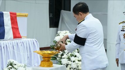 พระบาทสมเด็จพระเจ้าอยู่หัว และสมเด็จพระนางเจ้า ฯ พระบรมราชินี พระราชทานพวงมาลาวางหน้าหีบศพประชาชนที่เสียชีวิต และพระราชทานสิ่งของแก่ญาติ ตลอดจนเจ้าหน้าที่ และประชาชนที่ได้รับบาดเจ็บจากสถานการณ์ความไม่สงบในพื้นที่จังหวัดชายแดนไทย-กัมพูชา