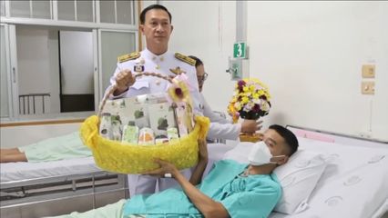 ผู้ว่าราชการจังหวัดนราธิวาส เชิญดอกไม้และตะกร้าสิ่งของพระราชทาน ไปมอบแก่ผู้ได้รับบาดเจ็บจากเหตุคนร้ายลอบวางระเบิด