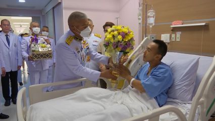 พระบาทสมเด็จพระเจ้าอยู่หัว และสมเด็จพระนางเจ้า ฯ พระบรมราชินี ทรงห่วงใยผู้ที่ได้รับบาดเจ็บจากสถานการณ์ความไม่สงบในพื้นที่จังหวัดชายแดนไทย-กัมพูชา ในโอกาสนี้ ได้พระราชทานดอกไม้และตะกร้าสิ่งของไปเยี่ยมและให้กำลังใจ พร้อมทรงรับผู้บาดเจ็บทุกคนไว้เป