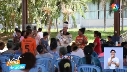 ผู้พันสวมชุดหมอลำร้องเพลงในศูนย์พักพิง