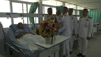 พระบาทสมเด็จพระเจ้าอยู่หัว และสมเด็จพระนางเจ้า ฯ พระบรมราชินี ทรงพระกรุณาโปรดเกล้าโปรดกระหม่อมให้ ผู้ว่าราชการจังหวัดต่าง ๆ เชิญดอกไม้และตะกร้าสิ่งของพระราชทานไปมอบแก่กำลังพลที่ได้รับบาดเจ็บจากเหตุการณ์ความไม่สงบในพื้นที่จังหวัดชายแดนไทย-กัมพูชา