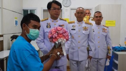 พระบาทสมเด็จพระเจ้าอยู่หัว และสมเด็จพระนางเจ้า ฯ พระบรมราชินี พระราชทานดอกไม้และตะกร้าสิ่งของแก่กำลังพลที่ได้รับบาดเจ็บจากสถานการณ์ความไม่สงบในพื้นที่จังหวัดชายแดนไทย-กัมพูชา