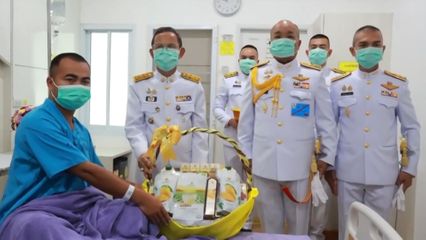 พระบาทสมเด็จพระเจ้าอยู่หัว และสมเด็จพระนางเจ้า ฯ พระบรมราชินี พระราชทานดอกไม้และตะกร้าสิ่งของพระราชทานแก่กำลังพลที่ได้รับบาดเจ็บจากสถานการณ์ความไม่สงบในพื้นที่จังหวัดชายแดนไทย-กัมพูชา