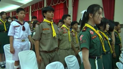 พระบาทสมเด็จพระเจ้าอยู่หัว พระราชทานสิ่งของแก่นักเรียน คณะครู บุคลากร และเจ้าหน้าที่ เนื่องในโอกาสวันเฉลิมพระชนมพรรษาสมเด็จพระนางเจ้าสิริกิติ์ พระบรมราชินีนาถ พระบรมราชชนนีพันปีหลวง วันที่ 12 สิงหาคม 2568