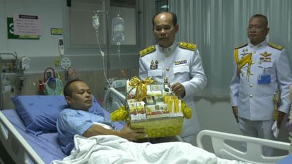 พระบาทสมเด็จพระเจ้าอยู่หัว ทรงพระกรุณาโปรดเกล้าโปรดกระหม่อมให้ เชิญดอกไม้และตะกร้าสิ่งของพระราชทานไปมอบแก่กำลังพลที่บาดเจ็บจากการปฏิบัติหน้าที่ในพื้นที่ชายแดนไทย-กัมพูชา และทรงรับผู้บาดเจ็บไว้เป็นคนไข้ในพระบรมราชานุเคราะห์