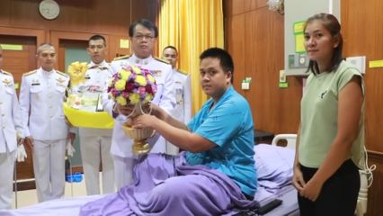 พระบาทสมเด็จพระเจ้าอยู่หัว และสมเด็จพระนางเจ้า ฯ พระบรมราชินี พระราชทานดอกไม้และตะกร้าสิ่งของแก่กำลังพลซึ่งได้รับบาดเจ็บจากสถานการณ์ความไม่สงบในพื้นที่จังหวัดชายแดนไทย-กัมพูชา