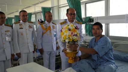 พระบาทสมเด็จพระเจ้าอยู่หัว พระราชทานดอกไม้และตะกร้าสิ่งของพระราชทาน แก่กำลังพลที่ได้รับบาดเจ็บ และพระราชทานพวงมาลาวางหน้าหีบศพ ผู้เสียชีวิตจากสถานการณ์ความไม่สงบในพื้นที่จังหวัดชายแดนไทย-กัมพูชา