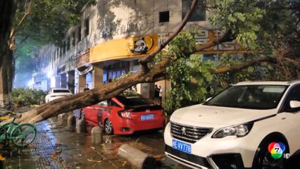 จีนตอนใต้น้ำท่วมหนัก เกือบมิดหลังคารถยนต์