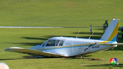 เครื่องบินเล็กลงจอดฉุกเฉินในสนามกอล์ฟ