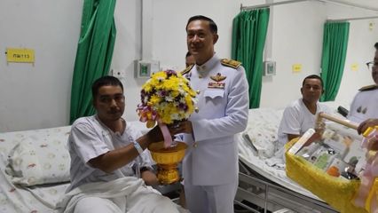 พระบาทสมเด็จพระเจ้าอยู่หัว และสมเด็จพระนางเจ้า ฯ พระบรมราชินี พระราชทานดอกไม้และตะกร้าสิ่งของแก่เจ้าหน้าที่อาสาสมัครรักษาดินแดนที่ได้รับบาดเจ็บจากเหตุการณ์ความไม่สงบ