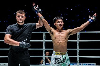 ONE ลุมพินี : เพชรชาคริต แกวินยิม เผยเส้นทางรัก ก่อนขอแต่งงานแฟนสาวกลางเวที ONE ลุมพินี