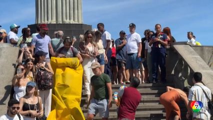 กางป้ายประท้วง ทรัมป์ บนฐานรูปปั้นพระเยซูขนาดยักษ์