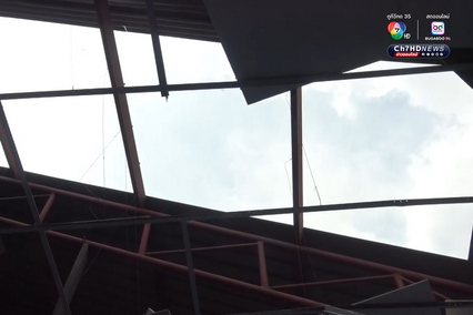 ลมหมุนจากพายุคาจิกิพัดหลังคาวัดสวนยางหักโค่น