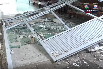 ลมหมุนจากพายุคาจิกิพัดหลังคาวัดสวนยางหักโค่น