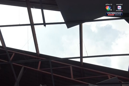 ลมหมุนจากพายุคาจิกิพัดหลังคาวัดสวนยางหักโค่น