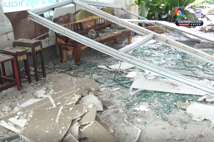 ลมหมุนจากพายุคาจิกิพัดหลังคาวัดสวนยางหักโค่น