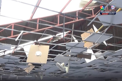 ลมหมุนจากพายุคาจิกิพัดหลังคาวัดสวนยางหักโค่น