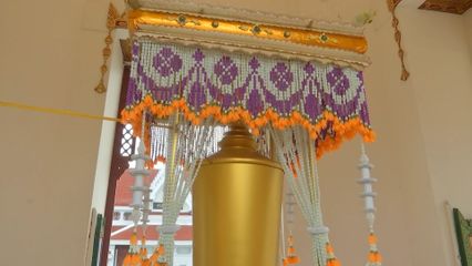 พระบาทสมเด็จพระเจ้าอยู่หัว และสมเด็จพระนางเจ้า ฯ พระบรมราชินี เสด็จพระราชดำเนินไปในการพระราชทานเพลิงศพ นายธานินทร์ กรัยวิเชียร อดีตนายกรัฐมนตรี และอดีตองคมนตรี