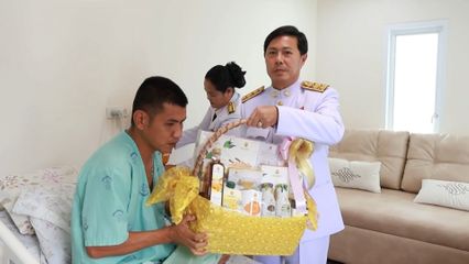 รองผู้ว่าราชการจังหวัดนราธิวาส เชิญดอกไม้และตะกร้าสิ่งของพระราชทานไปมอบแก่เจ้าหน้าที่ที่ได้รับบาดเจ็บ